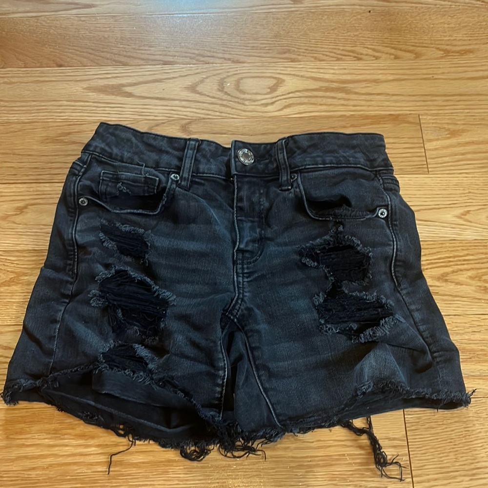 VERY GOOD CONDITION black American Eagle distressed shorts size 4